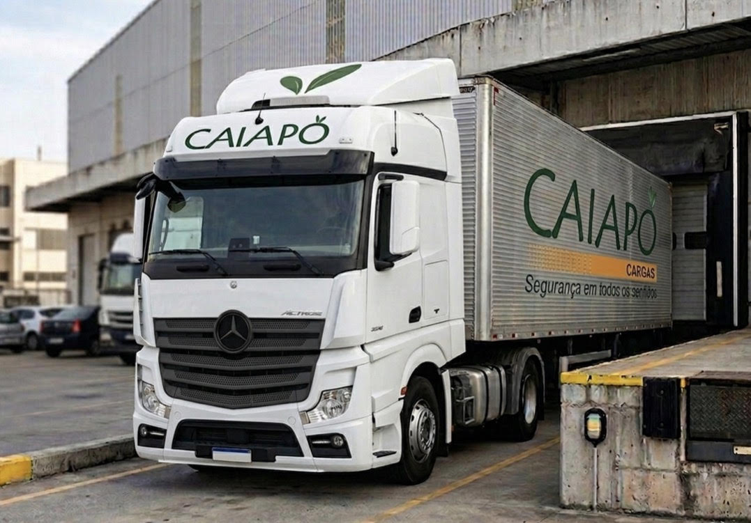 Caminhão Mercedes Actros da Caiapó Cargas em centro de distribuição